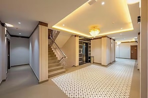 Lobby - Hotel Silver Stone Varanasi (Varansi)