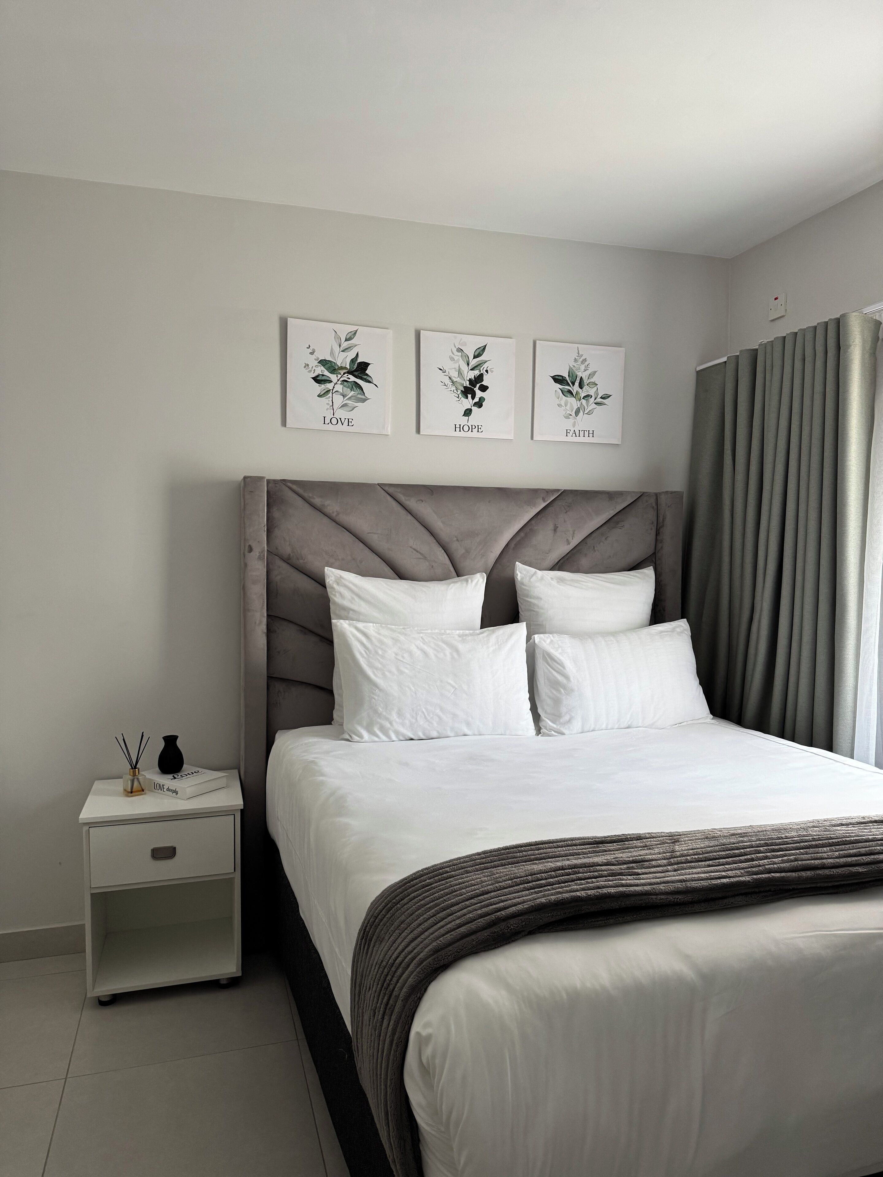 Tabla de planchar con plancha, wifi, ropa de cama