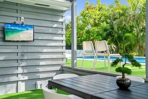 Outdoor dining - Casa Luna | Tropical Pool | 8 mins to the Beach (Hallandale Beach)