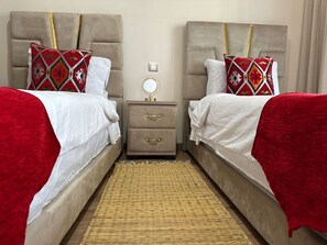 2 habitaciones, escritorio, tabla de planchar con plancha y wifi gratis 