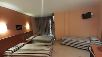 Quarto triplo conforto | Escrivaninha, espaço de trabalho para notebook, Wi-Fi de cortesia