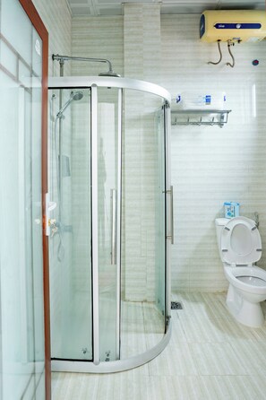 Habitación doble de lujo | Baño | Secadora de cabello, pantuflas, bidet, toallas 