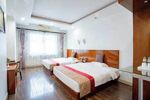 Family Double Room | Iron/ironing board, free WiFi, bed sheets - Son Tung Hotel - Kim Dong Walking Street (Cao Bang)