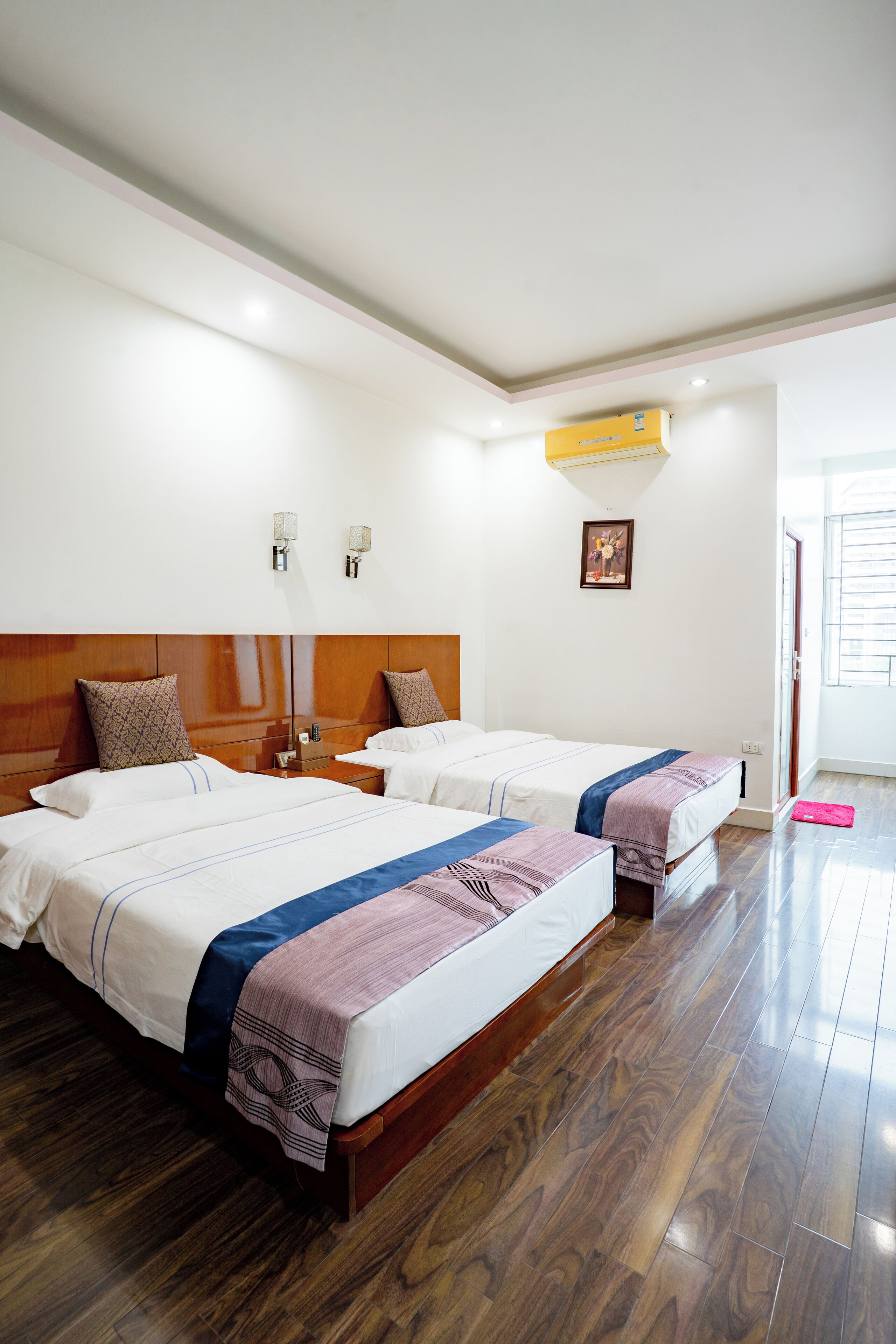 Habitación estándar doble de uso individual, varias camas | Tabla de planchar con plancha, wifi gratis, ropa de cama