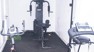 Quarto luxo, sacada, vista para a cidade | Sala de fitness