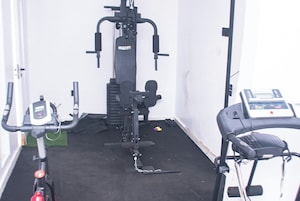 Quarto luxo, sacada, vista para a cidade | Sala de fitness