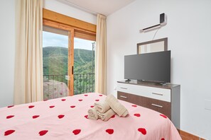 Iron/ironing board, WiFi, bed sheets - Apartment 'Pensacola' with Mountain Views, Wi-Fi, and Air Conditioning (Macharaviaya)