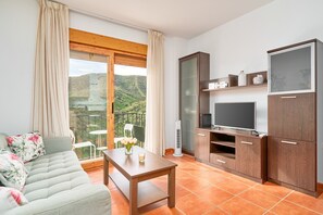 Living area - Apartment 'Pensacola' with Mountain Views, Wi-Fi, and Air Conditioning (Macharaviaya)