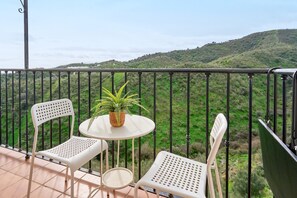 Property grounds - Apartment 'Pensacola' with Mountain Views, Wi-Fi, and Air Conditioning (Macharaviaya)