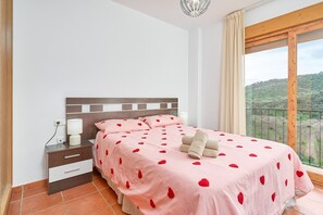 Iron/ironing board, WiFi, bed sheets - Apartment 'Pensacola' with Mountain Views, Wi-Fi, and Air Conditioning (Macharaviaya)