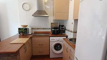 Réfrigérateur, micro-ondes, plaque de cuisson, cafetiÚre/bouilloire