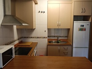 Kühlschrank, Mikrowelle, Herdplatte, Wasserkocher mit Kaffee-/Teezubehör