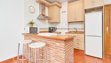 Refrigerador, microondas, parrilla de estufa y cafetera y tetera