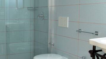 Haartrockner, Bidet, Handtücher, Seife