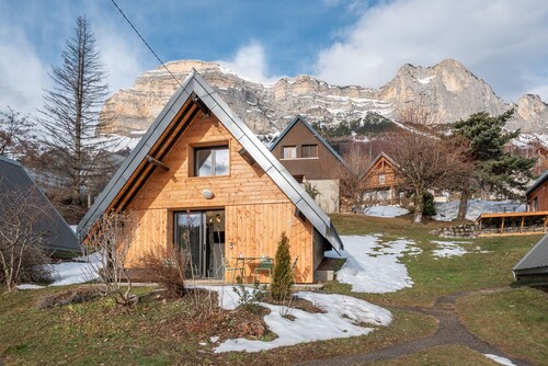 Le Crozet, quality cottage with panoramic mountain views