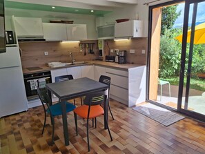 Fridge, microwave, oven, stovetop - Le Crozet, quality cottage with panoramic mountain views (Plateau-des-Petites-Roches)