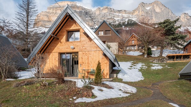 A wooden cabin with a sloped roof, a small porch, and a mountain backdrop. - Le Crozet, quality cottage with panoramic mountain views (Plateau-des-Petites-Roches)