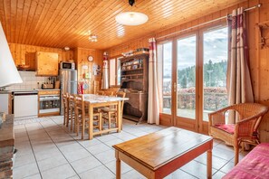 Fridge, microwave, oven, stovetop - Chalet 'Chartrousin': Mountain View, Private Terrace & Wi-Fi (Plateau des petites roches)