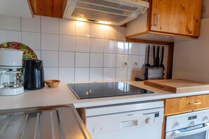 Fridge, microwave, oven, stovetop - Chalet 'Chartrousin': Mountain View, Private Terrace & Wi-Fi (Plateau des petites roches)