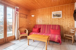 Een televisie, een open haard en een tafeltennistafel