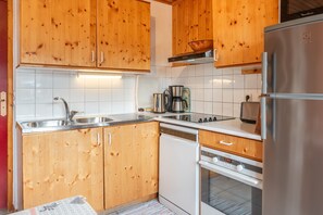 Fridge, microwave, oven, stovetop - Chalet 'Chartrousin': Mountain View, Private Terrace & Wi-Fi (Plateau des petites roches)