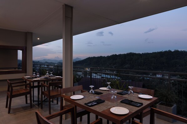 تناول الطعام بالخارج