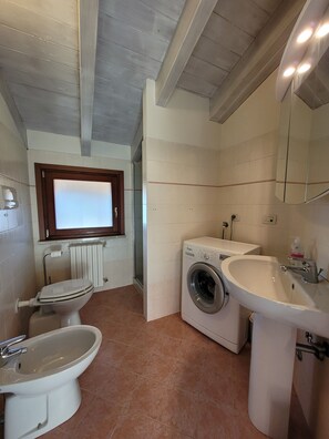 Dusche, Haartrockner, Bidet, Handtücher