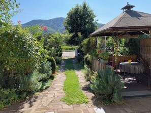 Outdoor dining - Gîte between vineyards and mountains, close to Colmar and its wine route. (Wihr-au-Val)