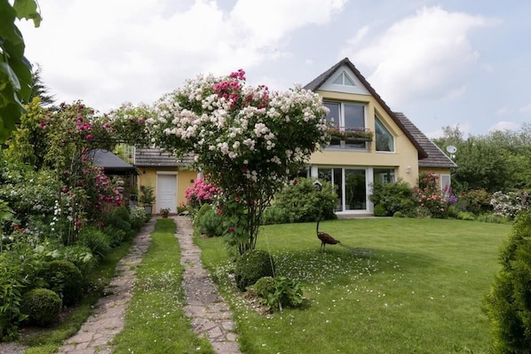 Property grounds - Gîte between vineyards and mountains, close to Colmar and its wine route. (Wihr-au-Val)