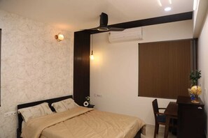 Een strijkplank/strijkijzer, wifi, beddengoed