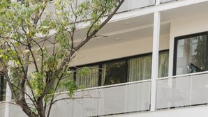 Unclassified image, 4 of 17, button - Modern loft on Monterrey Street in the heart of Roma Norte. Perfect for up to 3 guests, with a fully equipped kitchen, sofa bed, fast WiFi ideal for remote work, and easy self check-in. Shared rooftop and laundry in the building. Walk to cafés, parks (Cuauhtémoc)