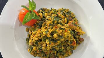 Camera Junior, balcone, vista città | Pasti e bevande