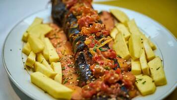 Camera Junior, balcone, vista città | Pasti e bevande