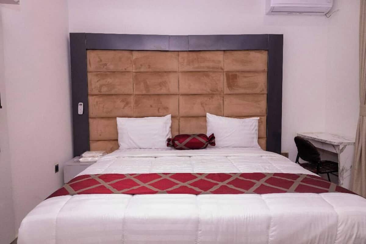 Camera Junior, balcone, vista città | Una scrivania, postazione laptop, tende oscuranti, insonorizzazione