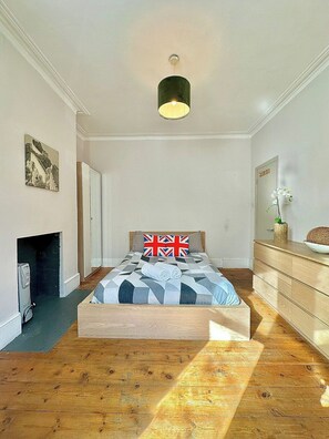 6 bedrooms, iron/ironing board, free WiFi, bed sheets - Large Property in the Heart of London (London)