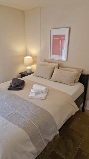 2 chambres, coffres-forts dans les chambres, fer et planche à repasser