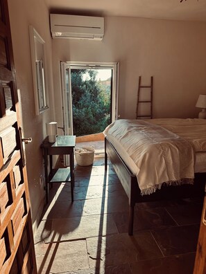 2 quartos, cofres nos quartos, ferros/tábuas de passar roupa