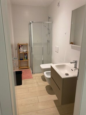 Dusche, Haartrockner, Bidet, Handtücher