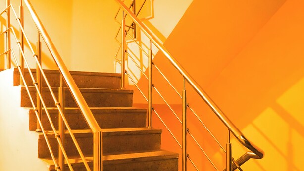 A staircase with metal railings and wooden steps. - Roomshala Hotel Rose Residency (New Delhi)