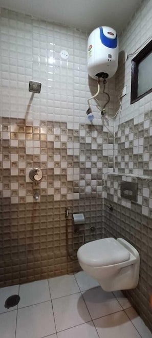 Deluxe Double Room, Balcony | Bathroom | Shower, towels, soap - Roomshala Hotel Rose Residency (New Delhi)