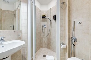 Shower, hair dryer, towels, soap - VIVILO COLLECTION - Marche 54 Apartment (Close to Via Veneto) (Roma)
