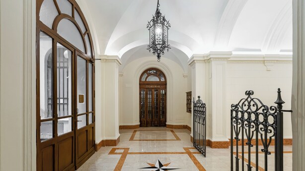 A hallway with a marble floor, a star pattern, a wrought iron gate, and a door labeled "SCALA A". - VIVILO COLLECTION - Marche 54 Apartment (Close to Via Veneto) (Roma)