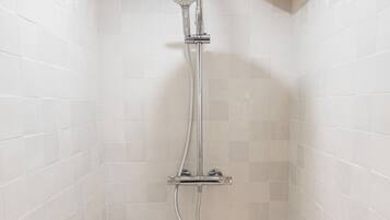 Een douche, een haardroger, handdoeken, zeep