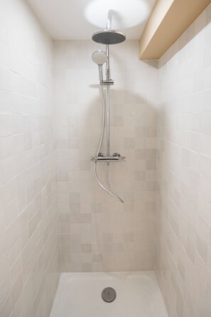 Een douche, een haardroger, handdoeken, zeep