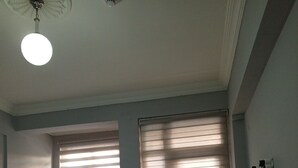 Une chambre à coucher avec un lit, un bureau et un radiateur.