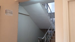 Un escalier avec des rampes en métal menant à un palier.