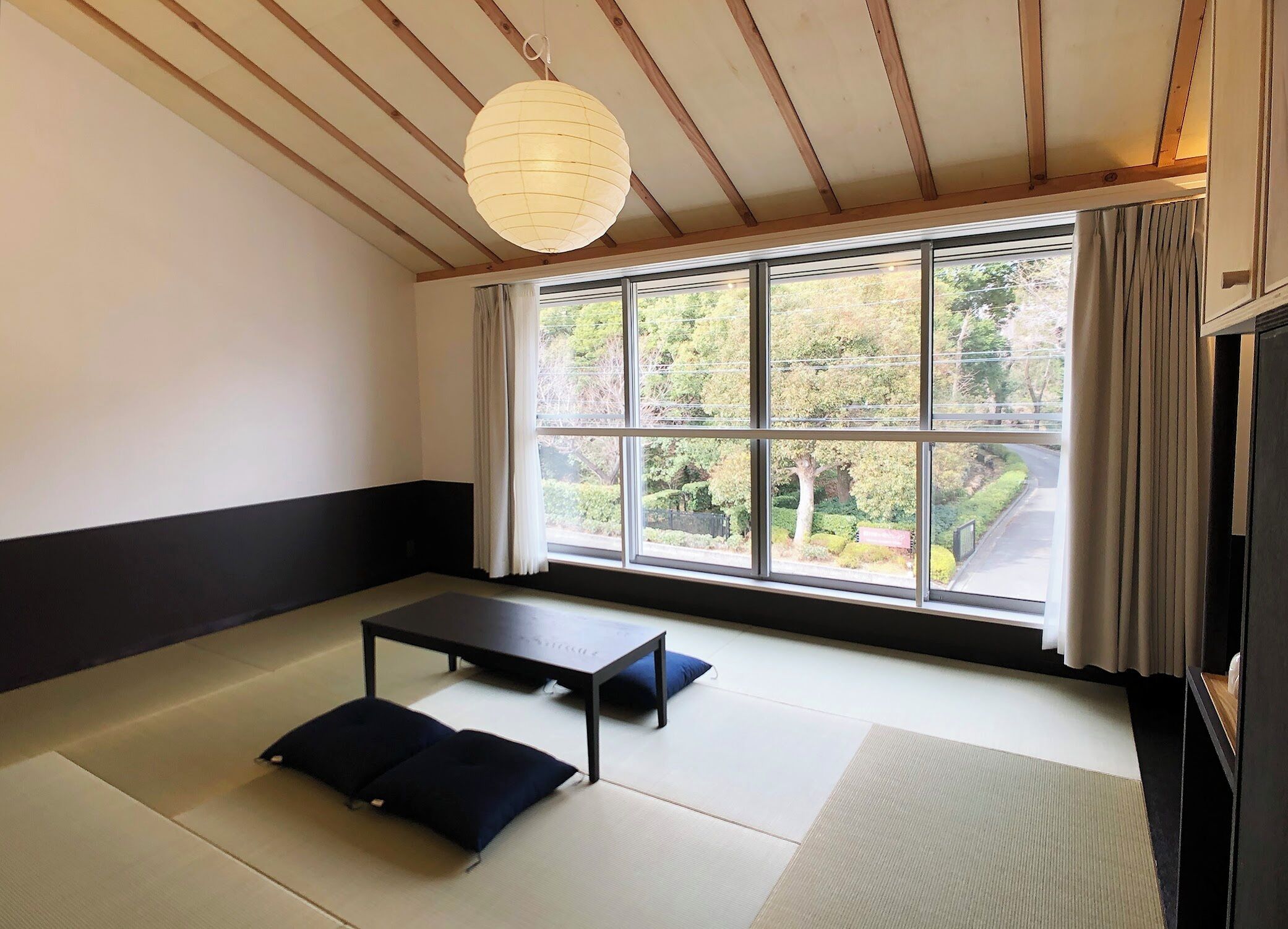 Room | Laptop workspace, blackout drapes, iron/ironing board, free WiFi