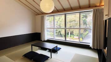 Room | Laptop workspace, blackout drapes, iron/ironing board, free WiFi