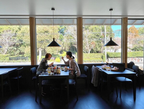 Desayuno completo (JPY 800 por persona) 