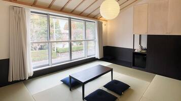 Quarto | Espaço de trabalho para notebook, cortinas blackout